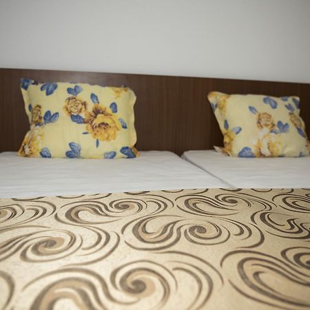 Hostel Ruxandra Focşani Esterno foto